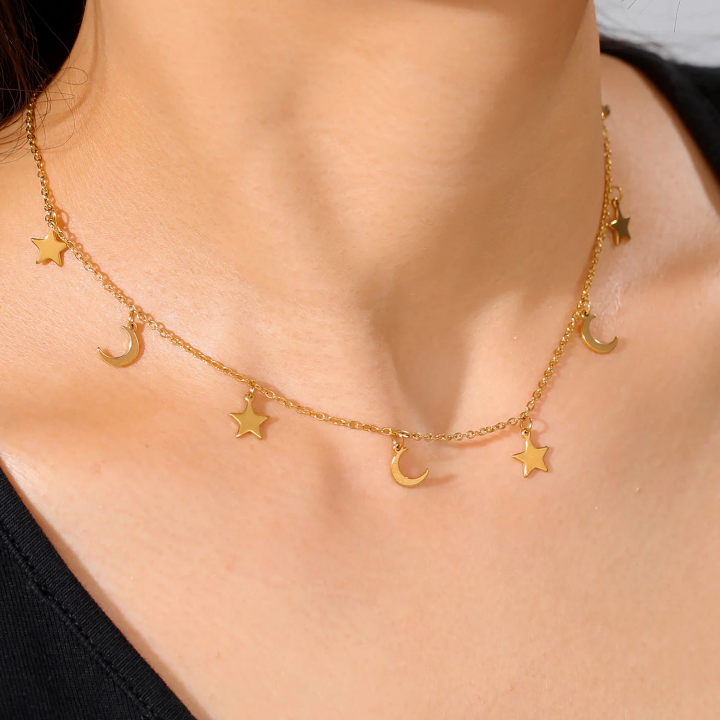 Colar de Charme Lua e Estrela em Aço Inoxidável Dourado para Mulheres – Choker Boho Chic – Joia Trendy para o Dia das Mães ou Ocasiões Especiais 2025