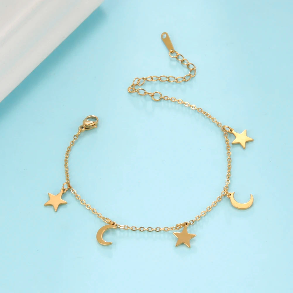 Colar de Charme Lua e Estrela em Aço Inoxidável Dourado para Mulheres – Choker Boho Chic – Joia Trendy para o Dia das Mães ou Ocasiões Especiais 2025