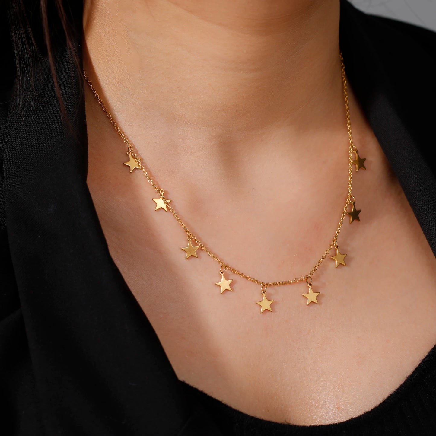 Colar de Charme Lua e Estrela em Aço Inoxidável Dourado para Mulheres – Choker Boho Chic – Joia Trendy para o Dia das Mães ou Ocasiões Especiais 2025